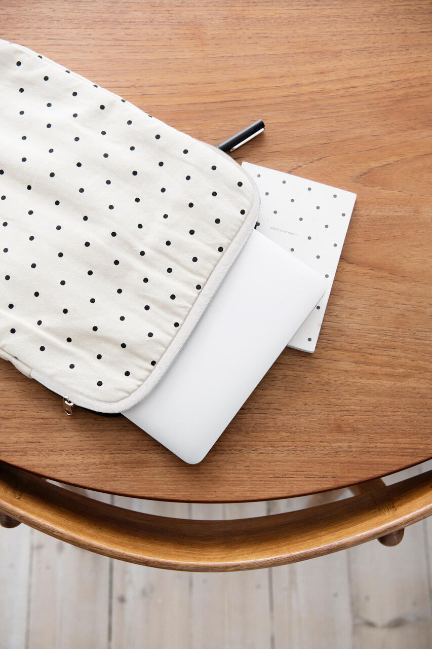 Dotted computercover - Ecru/Black dots